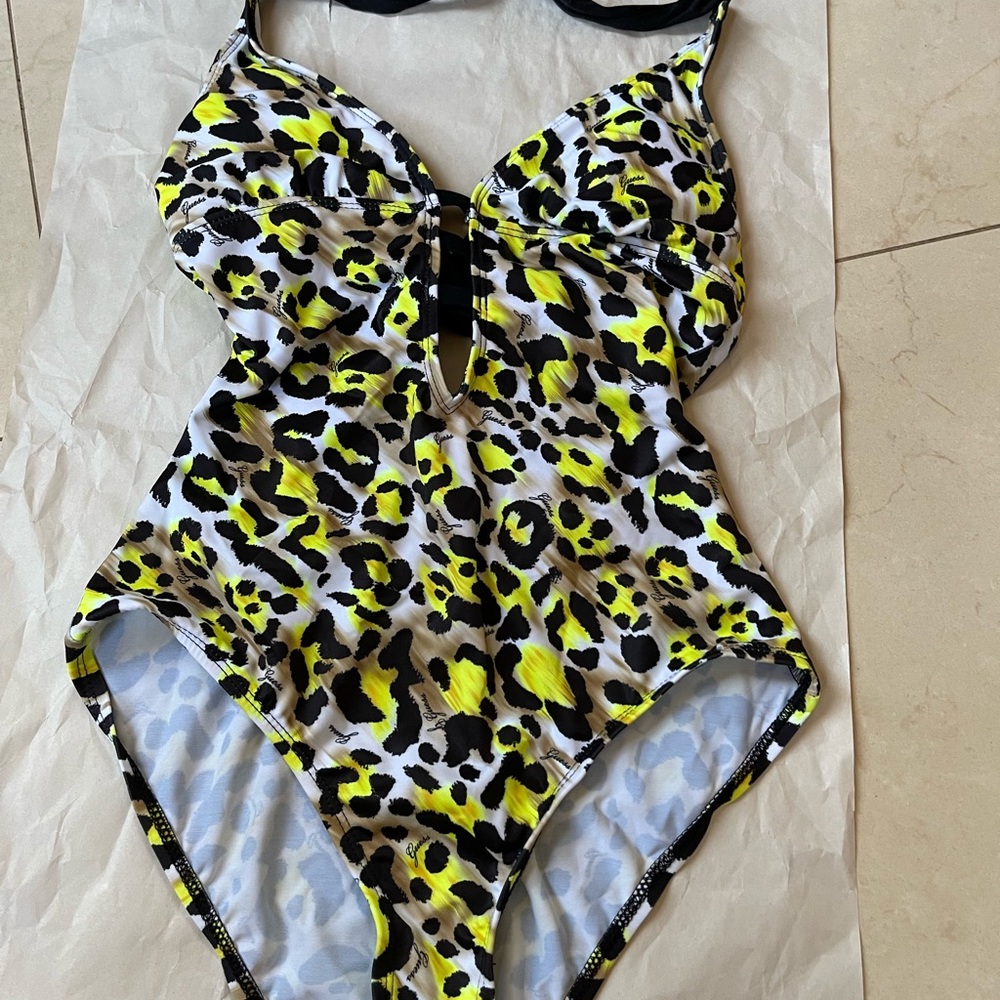 NWOT Guess 1pcs swim suit